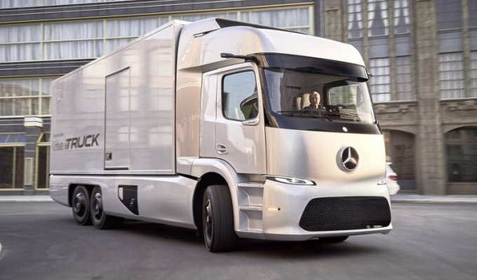 Mercedes-Benz представил электрический грузовик Urban eTruck (22 фото)