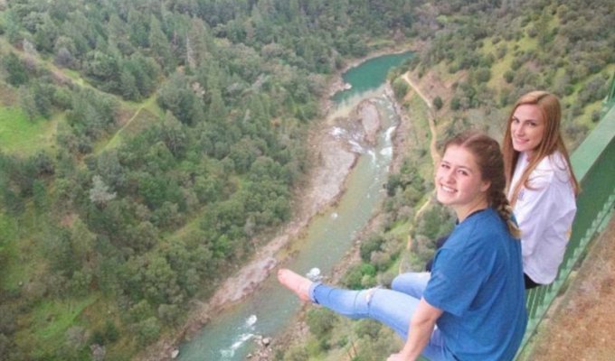 Из-за селфи женщина упала с самого высокого в Калифорнии моста — но любителей риска это не останавливает (22 фото)