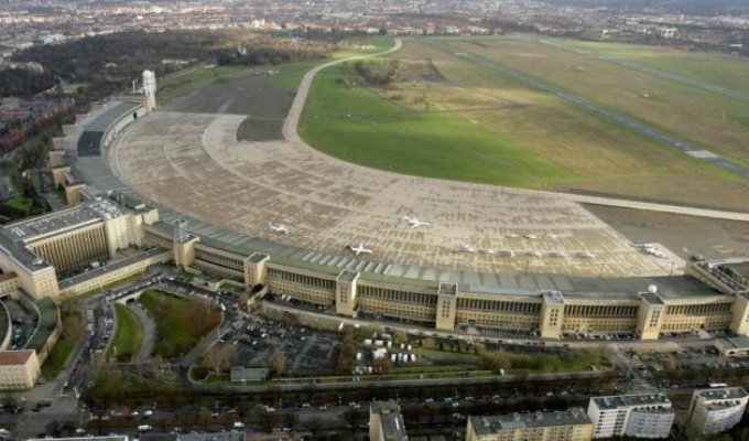 Аэропорт Темпельхоф - крупнейший лагерь беженцев в Германии (12 фото)