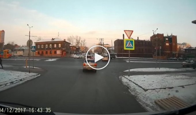 Столкновение на перекрестке в Барнауле