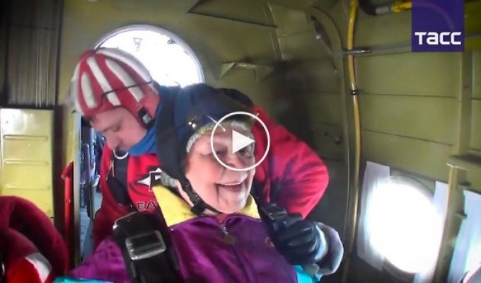 Первый прыжок с парашютом в 80 лет