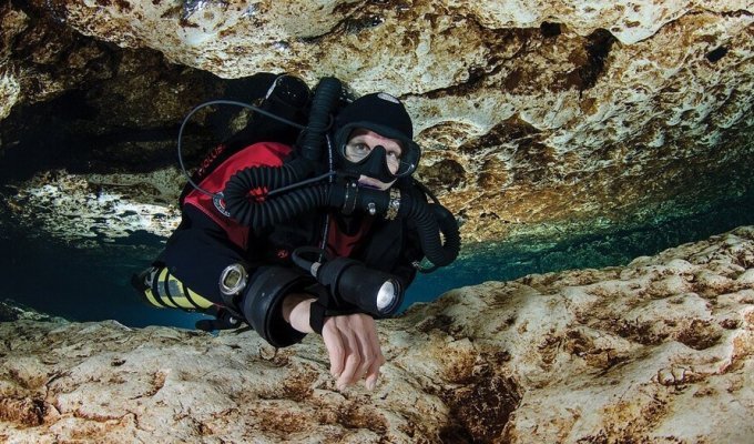 Одна ошибка может стоить жизни: акваспелеолог 30 лет исследует подводные пещеры (6 фото)