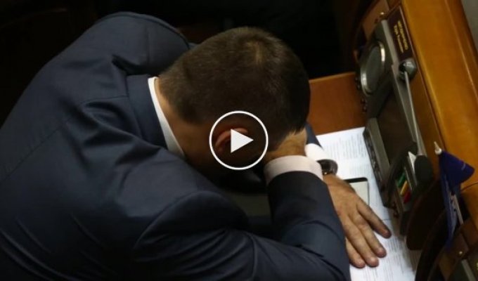 Юрий Мирошниченко спит на открытий новой сессии Верховной Рады