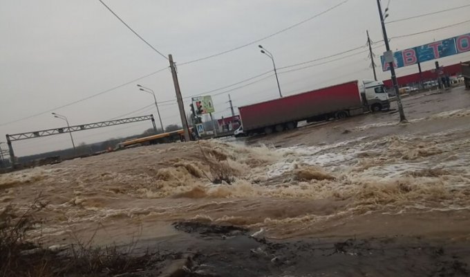 И снова потоп: в Воронеже часть окружной превратилась в реки и водопады (7 фото + 2 видео)