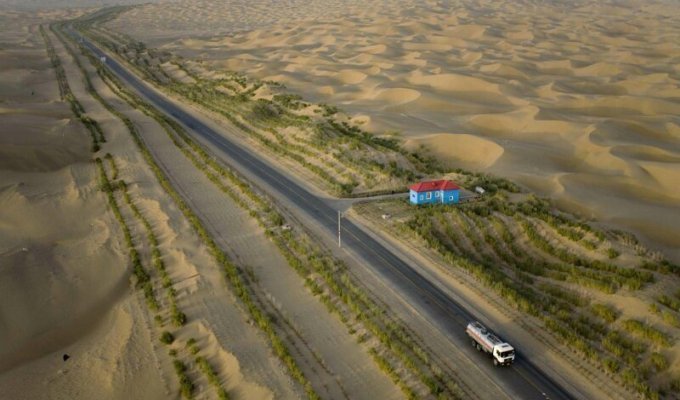 Ради чего китайцы построили 450 км трассы посреди пустыни, где никто не живет (5 фото + 1 видео)