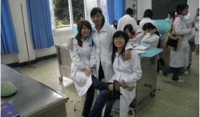 Китайские студенты-медики (17 фото)