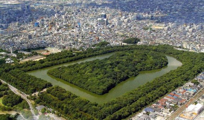 Курган в Осаке - самая большая гробница в мире (4 фотографии)