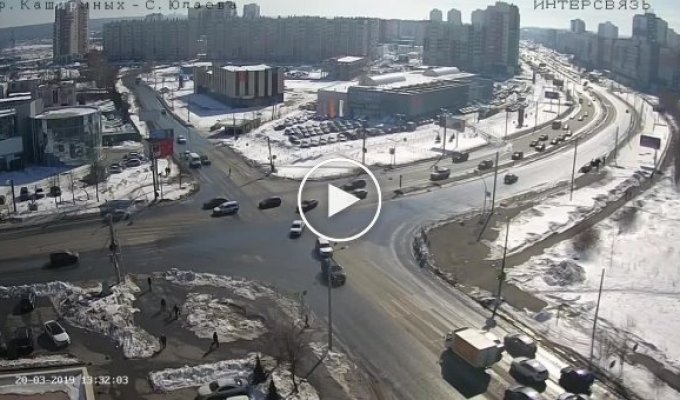 Момент жёсткого ДТП на перекрестке в Челябинске
