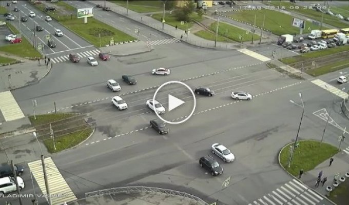 Форд против фонарей в Петербурге