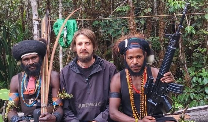 Папуасы пообещали освободить пленённого год назад пилота (3 фото)