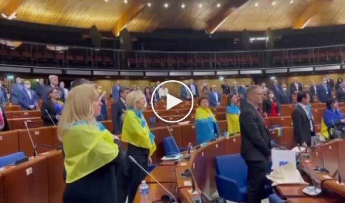 А тем временем, в ПАСЕ впервые в истории звучит гимн Украины