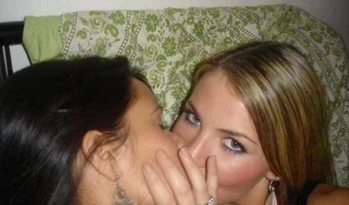 Подборка целующихся девушек (28 фотографий)
