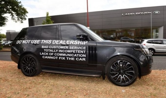 Владелец Range Rover, недовольный качеством обслуживания, устроил "акцию" возле автосалона (5 фото + 1 видео)