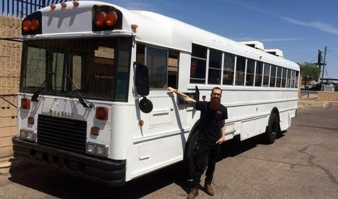 Молодая семья превратила школьный автобус в дом на колесах и превратила свою жизнь в путешествие (18 фото)