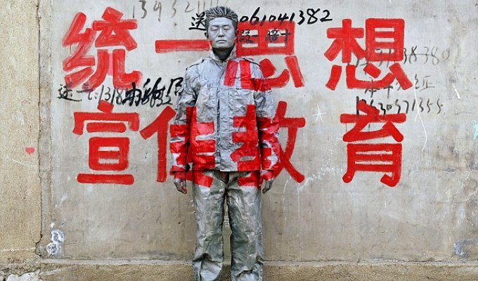Liu Bolin - китайский художник, который решил превратить себя в невидимку (20 фото)