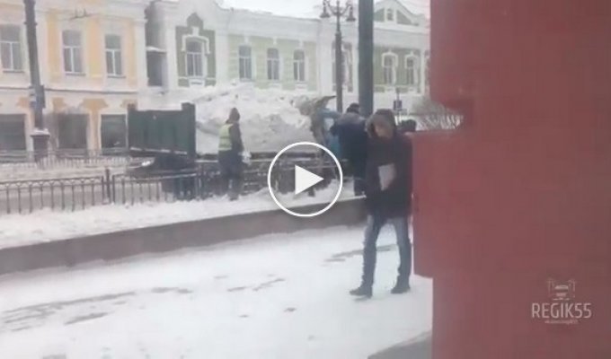 Омские коммунальщики раскидали снег обратно на улицы