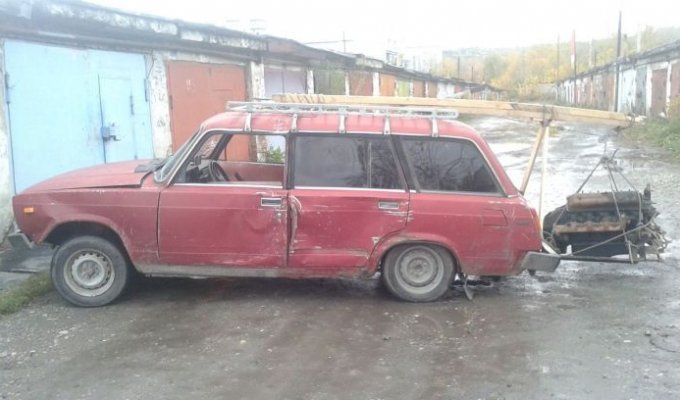 Новокузнецкие экстремалы сбросили с моста автомобиль (3 фото)