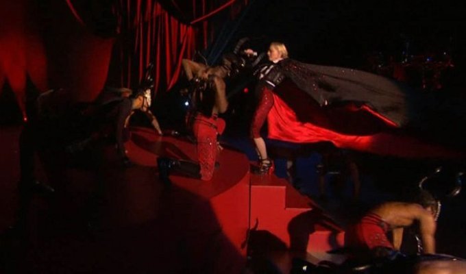 Во время выступления на церемонии Brit Awards Мадонна упала со сцены (7 фото + видео)
