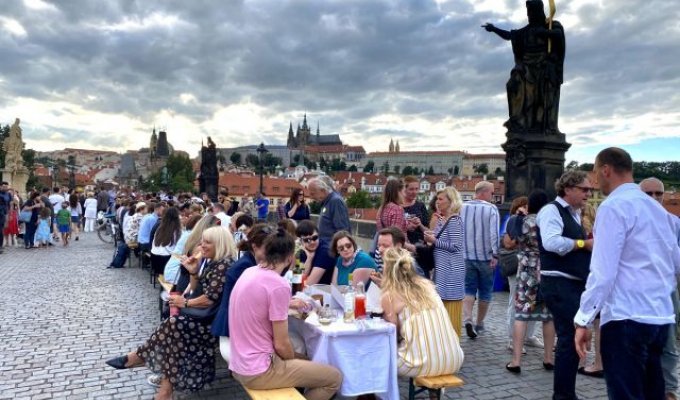 В Праге устроили пир в честь прощания с коронавирусом (11 фото + видео)