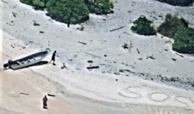 Благодаря надписи «SOS» пара спаслась с необитаемого острова (3 фото)