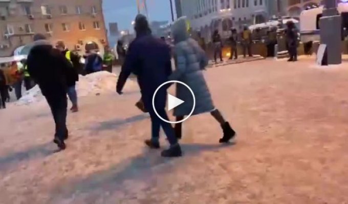 На митинге 31 января парень напал с битой на полицейских