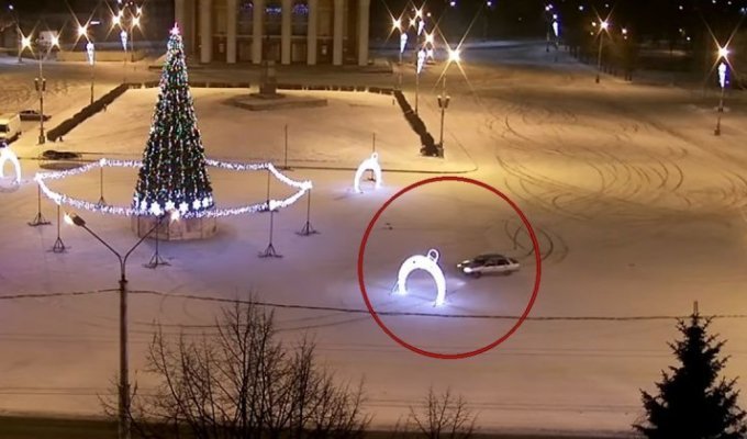 Парень устроил заезд вокруг новогодней ёлки в Петрозаводске и сломал декоративную арку (2 фото + 1 видео)