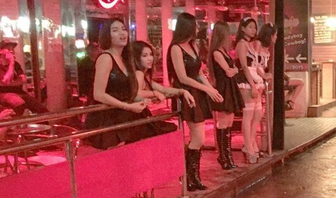 Проститутки Таиланда надели траурные одежды (3 фото)