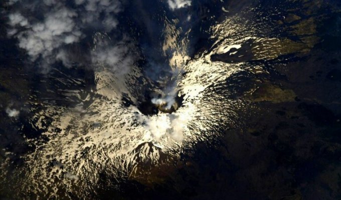 Спутниковые снимки земных и неземных вулканов: коллекция NASA (15 фото)
