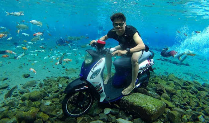 Почему на дне безупречного пруда в Индонезии стоит мотоцикл (8 фото)
