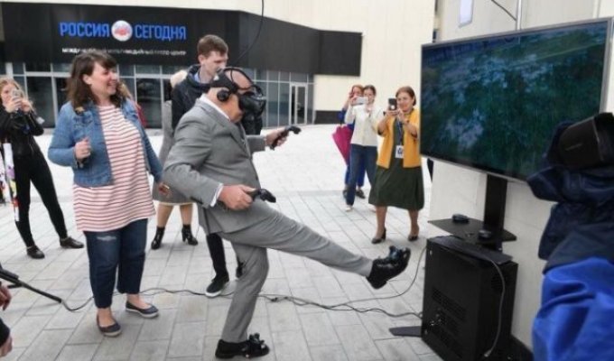 Дмитрий Киселёв воспользовался виртуальной реальностью и стал героем фотожаб (11 фото)