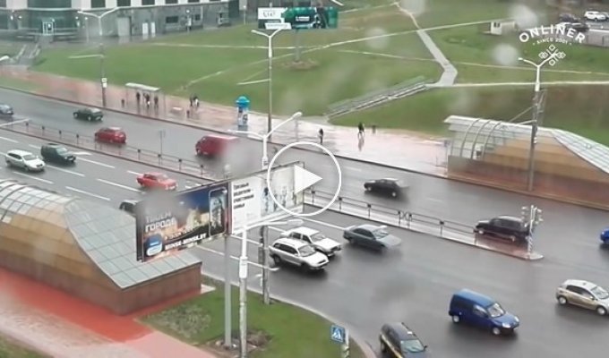 Улетевший на дорогу зонт подобрал водитель автомобиля  video_