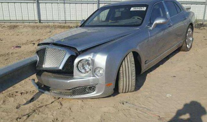 Bentley на шпажке - битый лимузин выставили на продажу (9 фото)