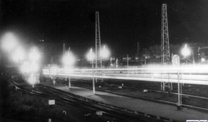 Ночной вокзал 20 лет назад (2 фото)