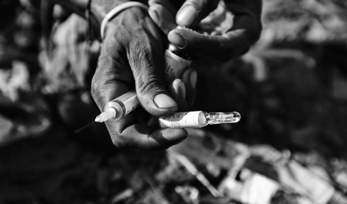 Наркомания в Индии: смерть по 50 рупий (42 фото)