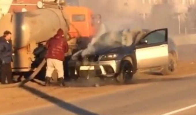 Хозяин потушенной из ассенизатора BMW сжег свой автомобиль