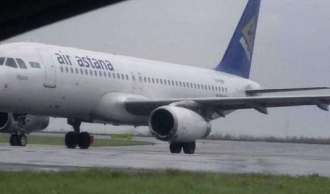 В Астане самолет выкатился за пределы взлетно-посадочной полосы (3 фото)