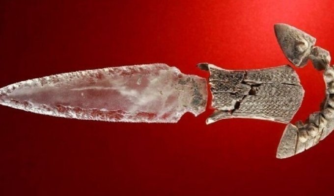 В Испании нашли хрустальный кинжал, которому не менее 5 000 лет (4 фото)