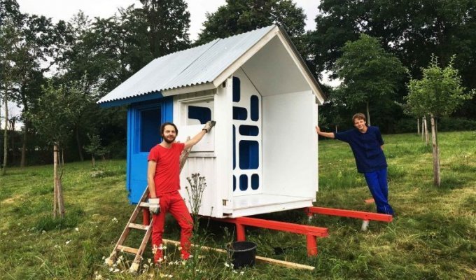 Чешский архитектор создал сборный домик всего за 1200 долларов (18 фото)
