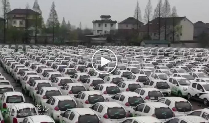 Целые поля выброшенных электромобилей и электровелосипедов в Китае