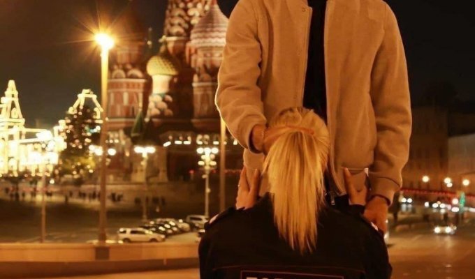 Суд рассмотрел дело таджикского блогера Руслана Бобиева, который вместе с подругой Анастасией Чистовой сделал фото с секс-подтекстом на фоне храма Василия Блаженного (2 фото)
