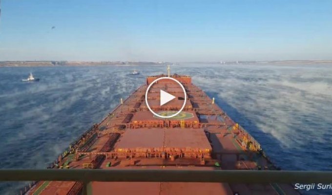 Потрясающий таймлапс захода судна на причал порта Одессы