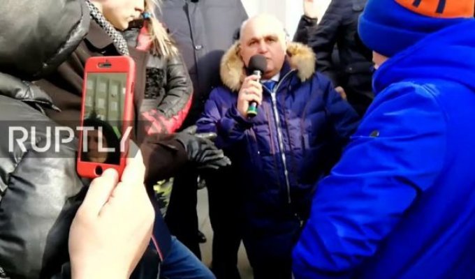 Вице-губернатор Кузбасса Сергей Цивилев встал на колени на митинге в Кемерово (2 фото + видео)