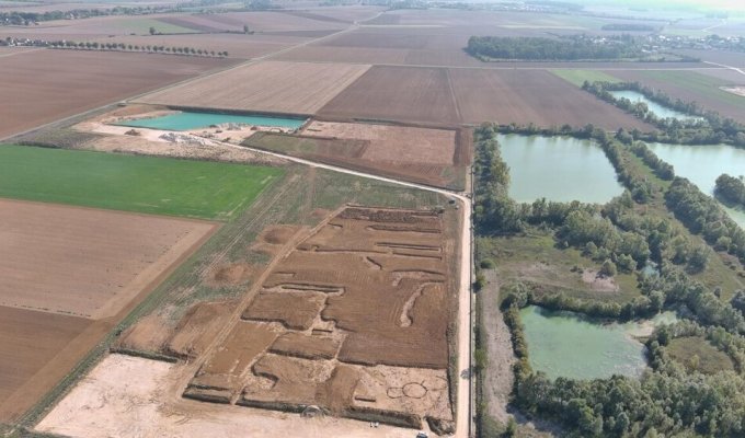 Во Франции археологи обнаружили загадочное сооружение, аналогов которому нет (6 фото)
