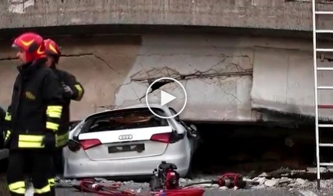 Под весом фуры рухнул мост в Италии