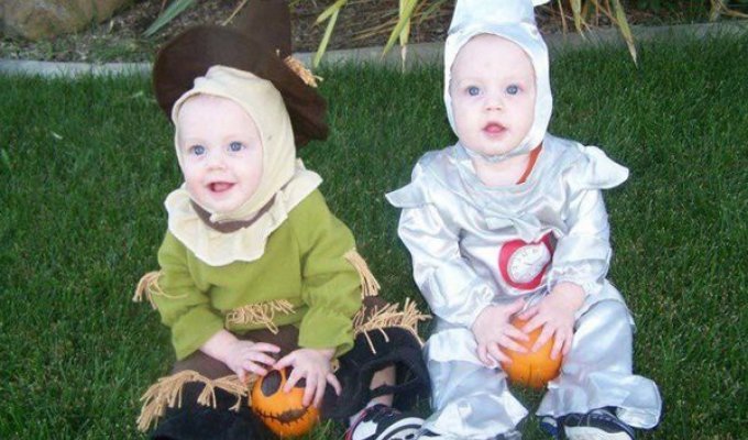 22 забавных костюма для близнецов на Хэллоуин (22 фото)