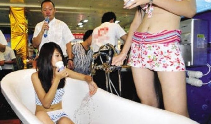 Китайцы принимают ванную прямо в магазине