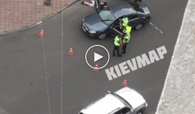 Посреди репетиции парада на перекрытую улицу Саксаганского прорвался мужчина с оружием