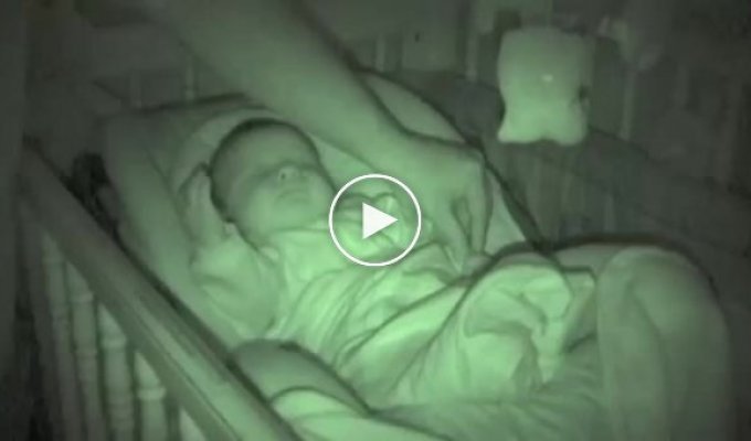 Спящий младенец и игривые руки