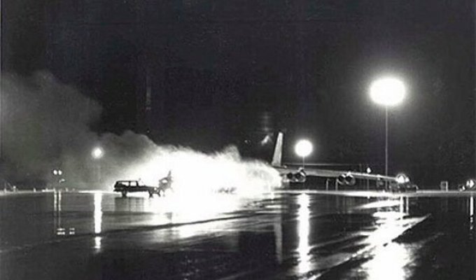 Пожар бомбардировщика Б-52 на авиабазе Гранд Форкс (20 фото + 1 видео)