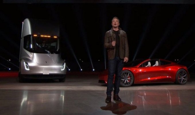 Илон Маск показал электрический грузовик и очень быстрый спорткар (23 фото + 3 видео)